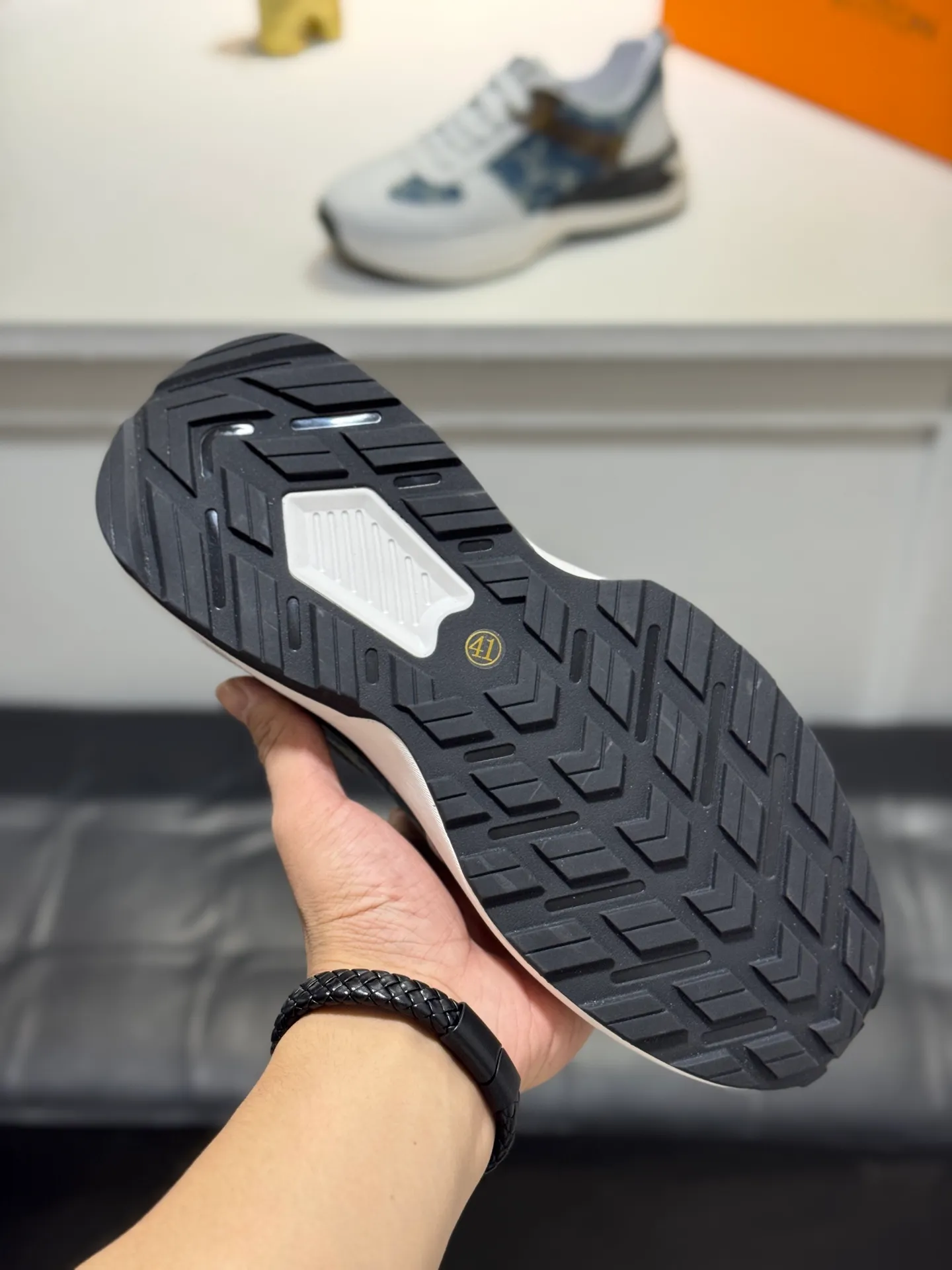 Men's shoes 💰440 [New style] 🐛🐛Top original Louis Vuitton®️ trendy and fashionable yet low-key men's casual shoes, LV cowhide leather upper with denim, comfortable and breathable, sheepskin lining, original rubber outsole, 2 colors available ~ a must-have for stylish men. Size: 38-44 (45 customized